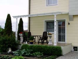 Terrassenüberdachung mit konischen gelochten Stahlträgern, verzinkt und                      lackiert