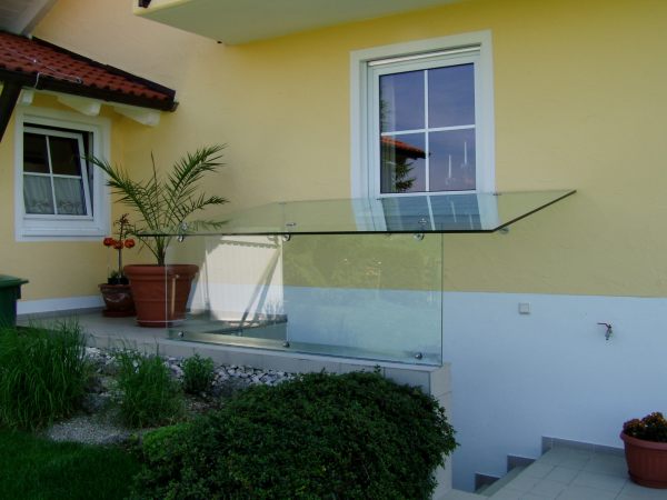 Kellerüberdachung aus Glas mit Halterungen aus Edelstahl