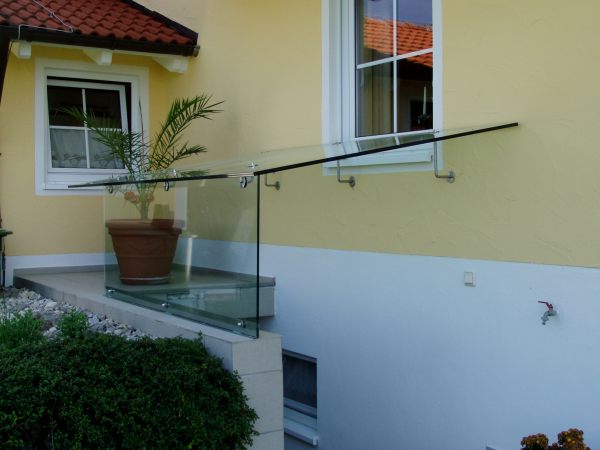 Keller&uuml;berdachung aus Glas mit Halterungen aus Edelstahl
