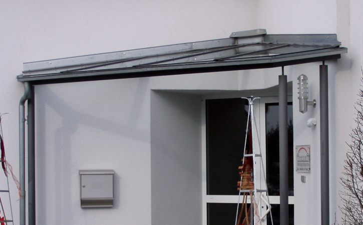 Vordach, Stahl verzinkt und lackiert, mit Klarglas VSG 10 mm belegt
