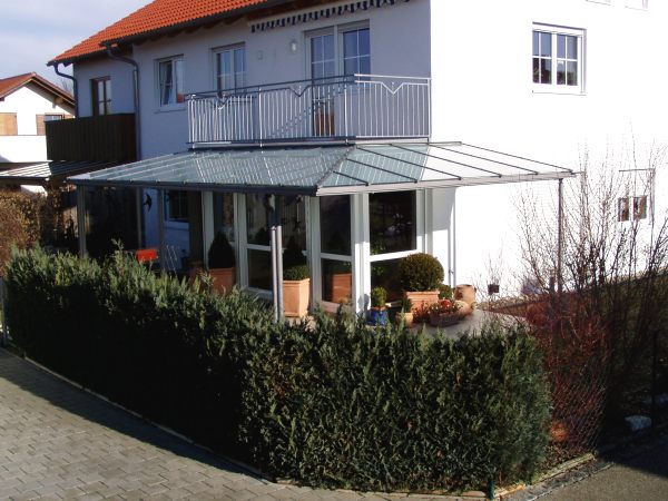 Terassenüberdachung mit Verglasung, seitlichem Windschutz und Dachrinne, Stahl                   verzinkt und lackiert
