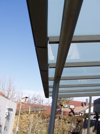 Terassenüberdachung mit Verglasung, seitlichem Windschutz und Dachrinne, Stahl                   verzinkt und lackiert