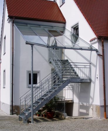 Eingangsüberdachung mit Treppe und Geländer verzinkt
