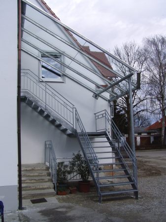 Eingangsüberdachung mit Treppe und Geländer verzinkt