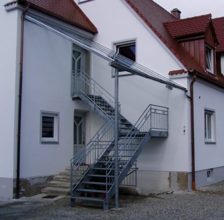 Eingangsüberdachung mit Treppe und Geländer verzinkt