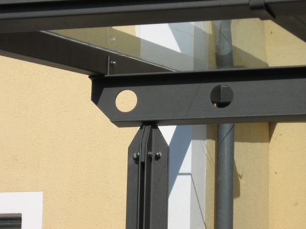 Terassenüberdachung verzinkt und lackiert mit gelochtem Querträger, sowie mit                     Regenrinne und Verglasung