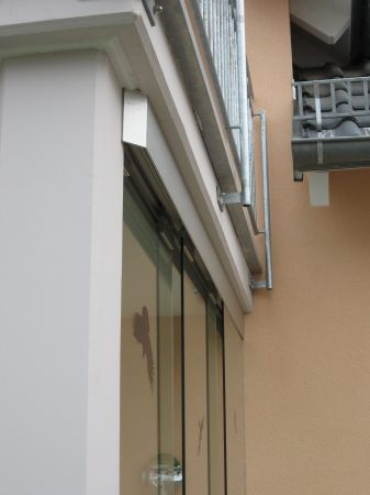 Glasschiebewand als Windschutz für die Terasse