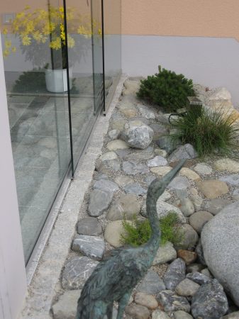 Glasschiebewand als Windschutz für die Terasse