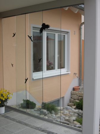 Glasschiebewand als Windschutz für die Terasse