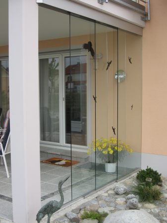 Glasschiebewand als Windschutz für die Terasse