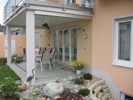 Glasschiebewand als Windschutz für die Terrasse