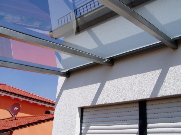 Terassenüberdachung aus Edelstahl geschliffen
