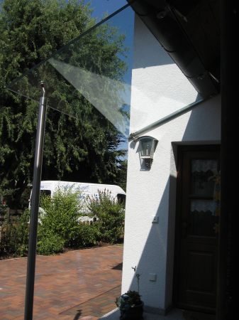 Eingangsüberdachung auf einer Edelstahlstütze mit Verglasung