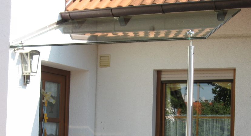 Eingangsüberdachung auf einer Edelstahlstütze mit Verglasung