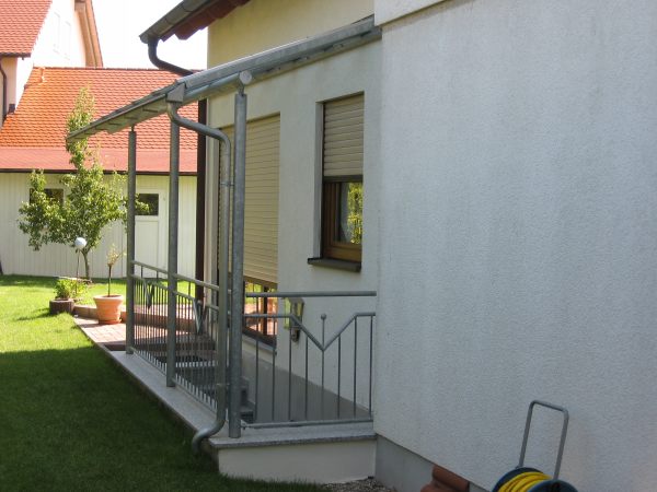 Stahlkonstruktion verzinkt mit Verglasung, Dachrinne und Geländer