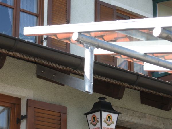 Vordachkonstruktion aus Stahl verzinkt, mit Verglasung und seitlichem                      Windschutz