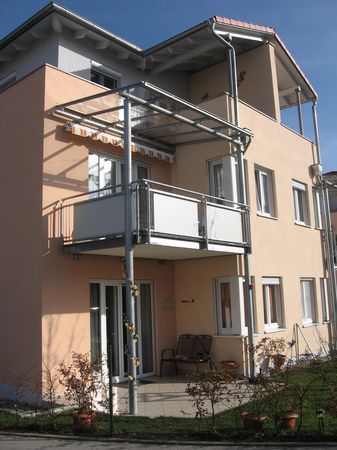Balkonüberdachung verzinkt, in Glaseindeckung VSG 10 mm                             Klarglas, Balkongeländer teilweise mit Tresaplatte