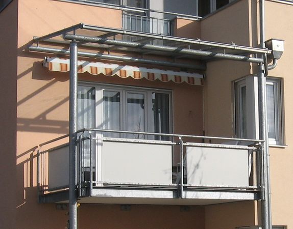 Balkonüberdachung verzinkt, in Glaseindeckung VSG 10 mm                             Klarglas, Balkongeländer teilweise mit Tresaplatte