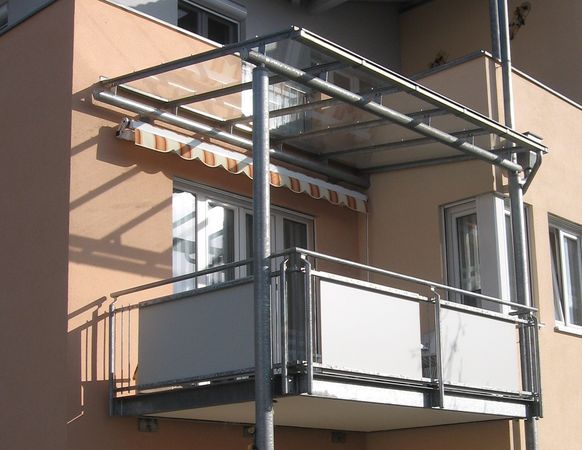 Balkonüberdachung verzinkt, in Glaseindeckung VSG 10 mm                             Klarglas, Balkongeländer teilweise mit Tresaplatte