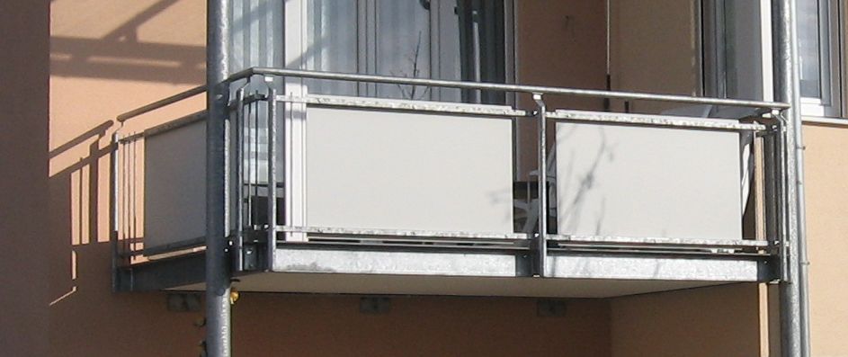 Balkonüberdachung verzinkt, in Glaseindeckung VSG 10 mm                             Klarglas, Balkongeländer teilweise mit Tresaplatte