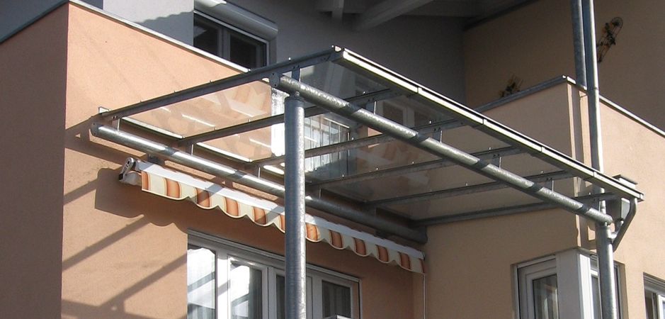 Balkonüberdachung verzinkt, in Glaseindeckung VSG 10 mm                             Klarglas, Balkongeländer teilweise mit Tresaplatte