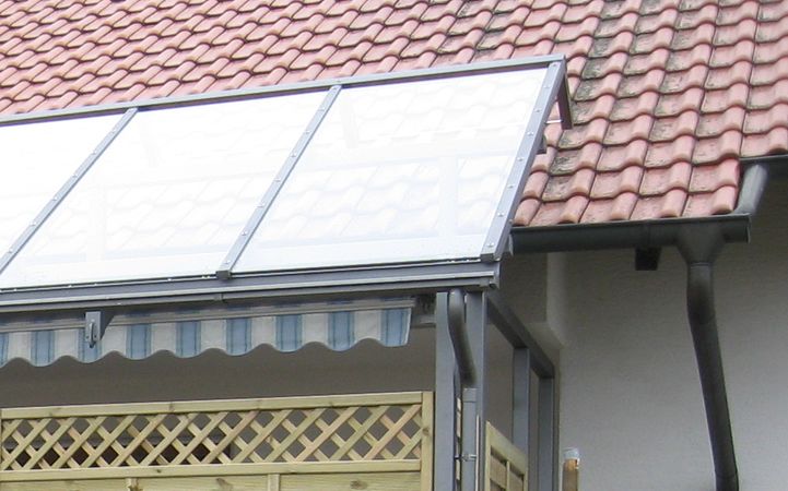 Terassenüberdachung verzinkt und lackiert, über das Hausdach stehend, in Rahmenbauweise                                         zur Befestigung der Holzpalisaden