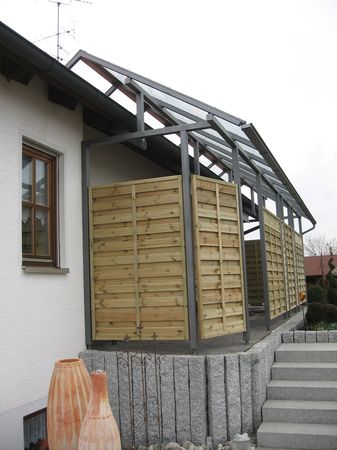 Terassenüberdachung verzinkt und lackiert, über das Hausdach stehend, in Rahmenbauweise                                         zur Befestigung der Holzpalisaden