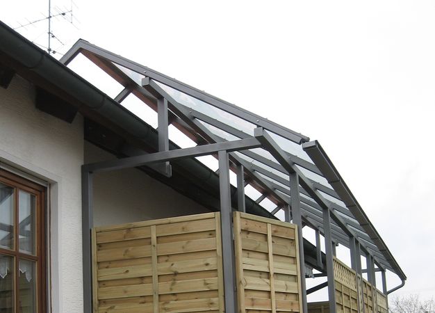Terassenüberdachung verzinkt und lackiert, über das Hausdach stehend, in Rahmenbauweise                                         zur Befestigung der Holzpalisaden