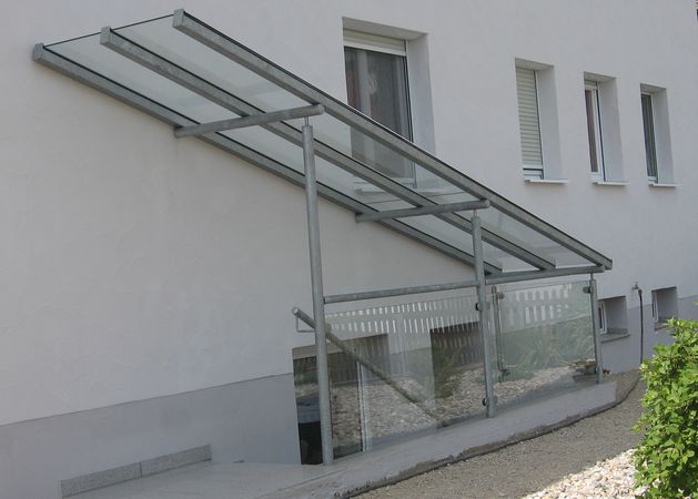 Kellereingangsüberdachung verzinkt mit Verglasung und Geländer aus Glas
