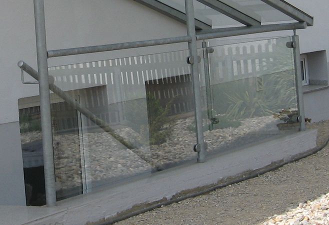 Kellereingangsüberdachung verzinkt mit Verglasung und Geländer aus Glas
