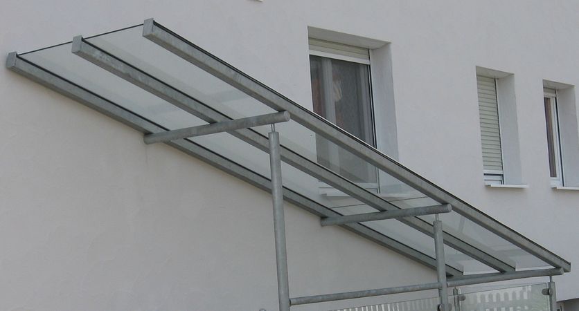 Kellereingangsüberdachung verzinkt mit Verglasung und Geländer aus Glas