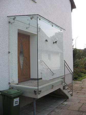 Hauseingansgüberdachung mit Seitenwänden als Ganzglasanlage inkl. Edelstahlgeländer