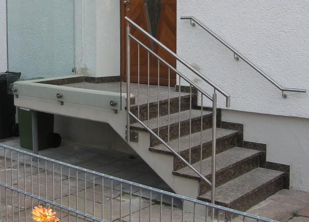 Hauseingansgüberdachung mit Seitenwänden als Ganzglasanlage inkl. Edelstahlgeländer