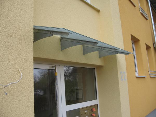 Hauseingansgüberdachung mit Glaseindeckung VSG TVG 10mm mit mattweißer Folie