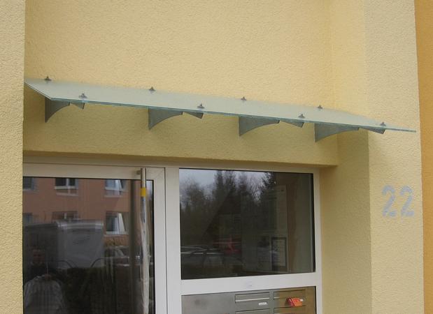Hauseingansgüberdachung mit Glaseindeckung VSG TVG 10mm mit mattweißer Folie