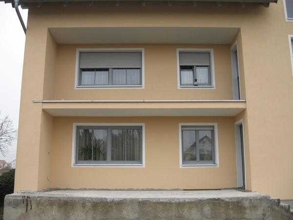 Terassenverbreiterung aus Stahl, verzinkt und lackiert. Mit Überdachung und Verglasung, seitlichem                          Windschutz, Regenrinne und Geländer mit Edelstahlhandlauf und Edelstahlkugeln.