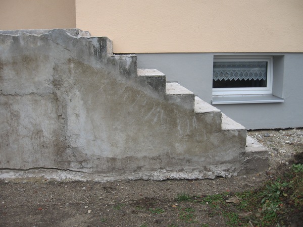 Terassenverbreiterung aus Stahl, verzinkt und lackiert. Mit Überdachung und Verglasung, seitlichem                          Windschutz, Regenrinne und Geländer mit Edelstahlhandlauf und Edelstahlkugeln.