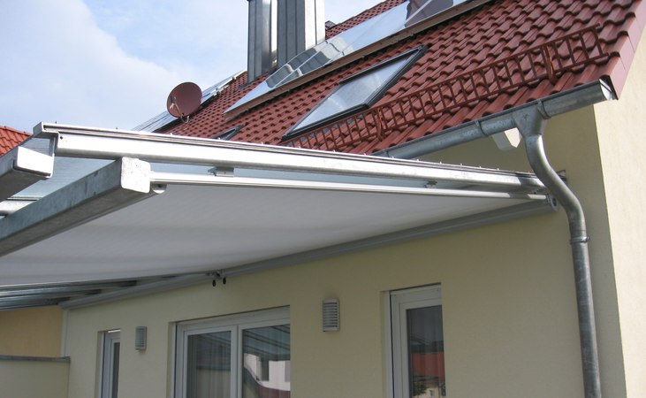 Terassenüberdachung aus Stahl verzinkt, mit Unterglasmarkise und Seitenwandverglasung