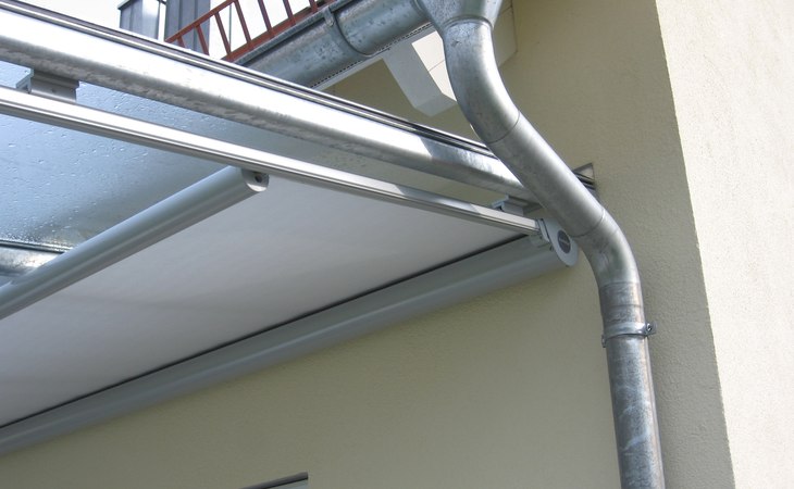Terassenüberdachung aus Stahl verzinkt, mit Unterglasmarkise und Seitenwandverglasung