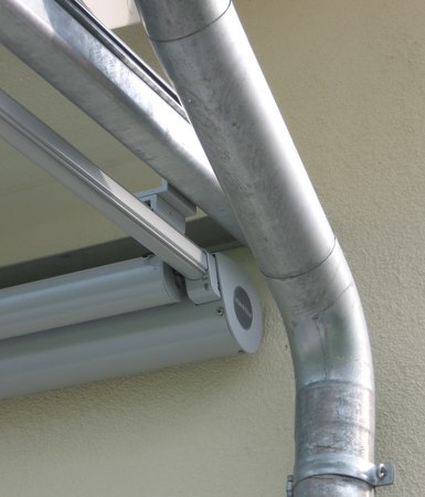 Terassenüberdachung aus Stahl verzinkt, mit Unterglasmarkise und Seitenwandverglasung