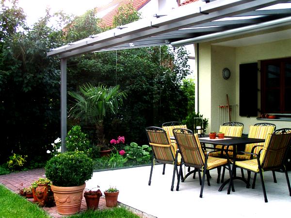 Terrassenüberdachung aus Stahl verzinkt und beschichtet,<br> Seitenwand rahmenlose Verglasung