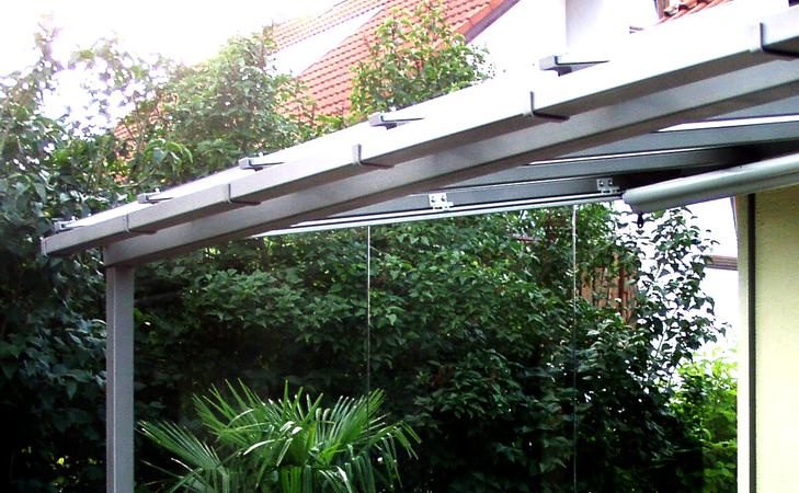 Terrassenüberdachung aus Stahl verzinkt und beschichtet,<br> Seitenwand rahmenlose Verglasung