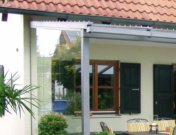Terrassenüberdachung aus Stahl verzinkt und beschichtet,<br> Seitenwand rahmenlose Verglasung