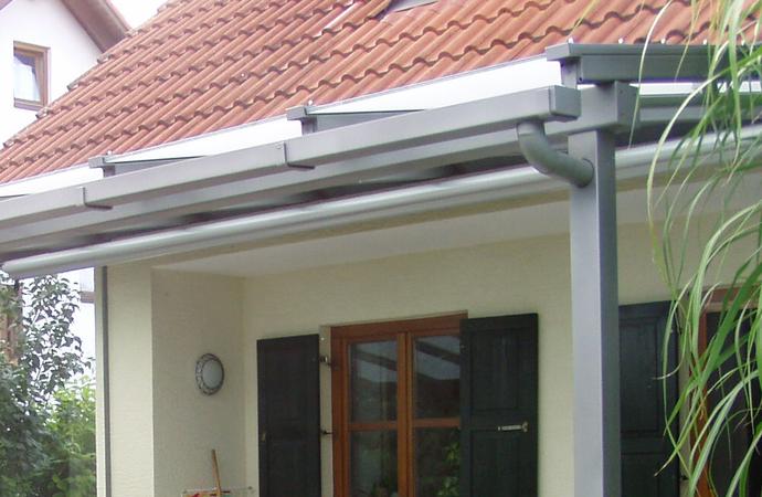 Terrassenüberdachung aus Stahl verzinkt und beschichtet,<br> Seitenwand rahmenlose Verglasung