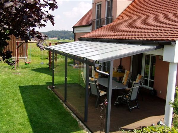 Terassenüberdachung aus Stahl verzinkt und lackiert, mit Seitenwand teilweise verglast, Stirnseite                     mit Nebentüre