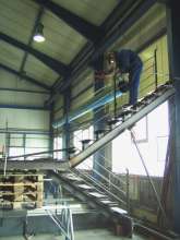 Arbeiten am Gel&auml;nder einer Podesttreppe