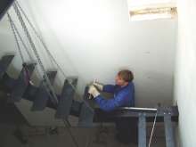 Montage einer Podesttreppe, hier im Keller