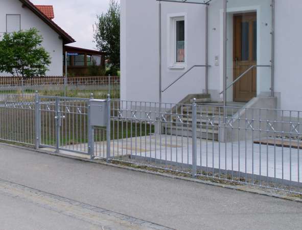 Stahlzaun verzinkt mit Muster, Hoft&uuml;re und eingebautem Briefkasten