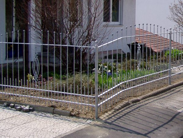 Stahlzaun verzinkt in Bogenform mit Muster und aufgesetzten Kugeln