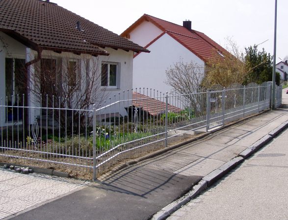 Stahlzaun verzinkt in Bogenform mit Muster und aufgesetzten Kugeln